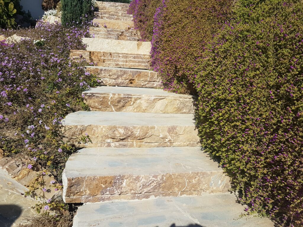 Construccion con piedra en escaleras